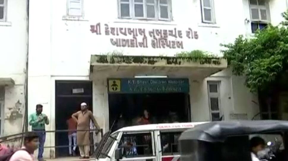 RAJKOT: મહિલા ડોક્ટર અને પુરૂષ ડોક્ટર વચ્ચે લુખ્ખાઓને પણ શરમાવે તેવી માથાકુટ RAJKOT: મહિલા ડોક્ટર અને પુરૂષ ડોક્ટર વચ્ચે લુખ્ખાઓને પણ શરમાવે તેવી માથાકુટ
