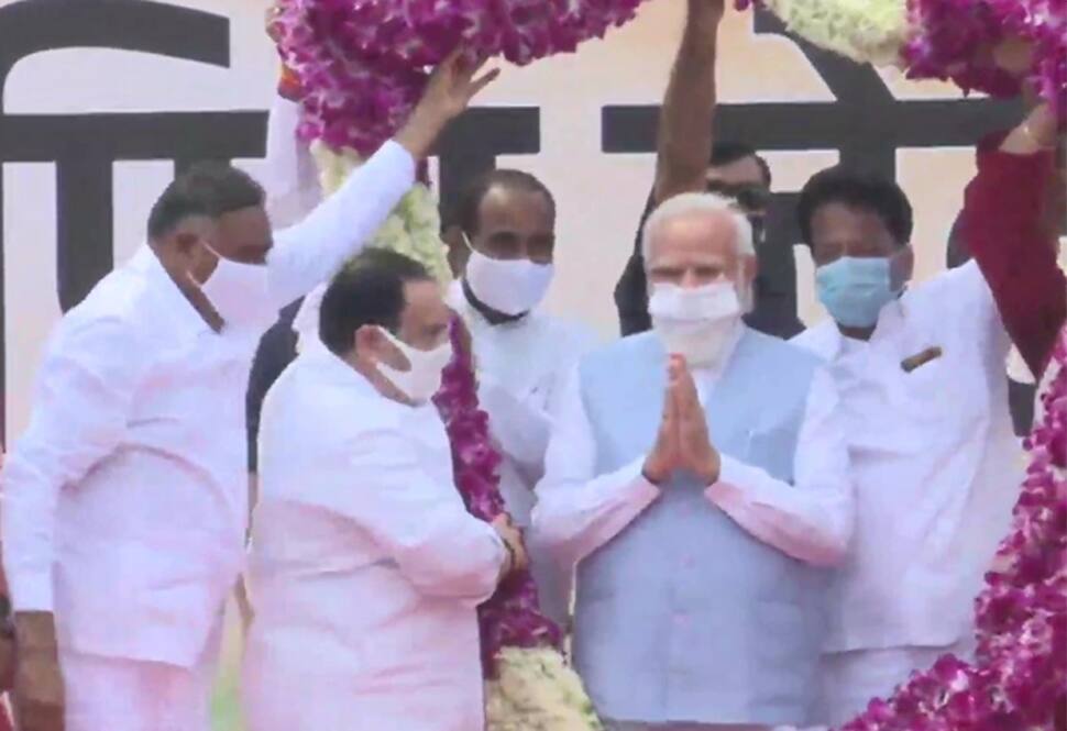 PM મોદીનું એરપોર્ટ પર ભવ્ય સ્વાગત, નડ્ડા બોલ્યા- સમગ્ર દુનિયામાં વાગ્યો ભારતનો ડંકો PM મોદીનું એરપોર્ટ પર ભવ્ય સ્વાગત, નડ્ડા બોલ્યા- સમગ્ર દુનિયામાં વાગ્યો ભારતનો ડંકો