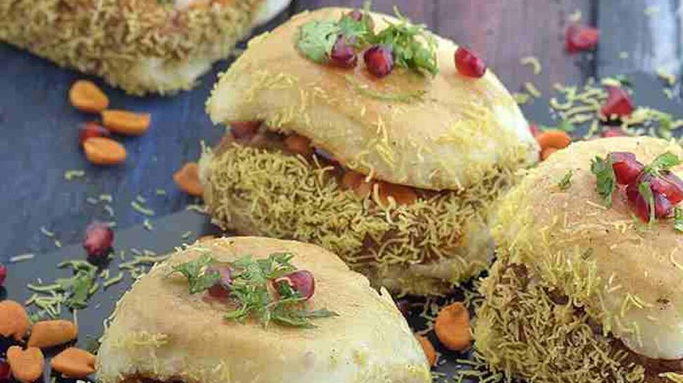 ગુજરાતીઓનું દેશી બર્ગર એટલે દાબેલી! જાણો ચટપટી દાબેલીનો રોચક ઈતિહાસ ગુજરાતીઓનું દેશી બર્ગર એટલે દાબેલી! જાણો ચટપટી દાબેલીનો રોચક ઈતિહાસ
