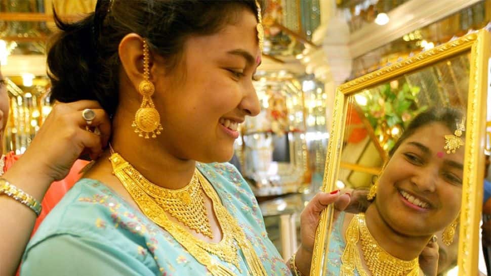 Gold Price Today : સસ્તું થયું સોનું, ચાંદીના ભાવમાં પણ ઘટાડો, જાણો 18થી 24 કેરેટ GOLD નો ભાવ Gold Price Today : સસ્તું થયું સોનું, ચાંદીના ભાવમાં પણ ઘટાડો, જાણો 18થી 24 કેરેટ GOLD નો ભાવ