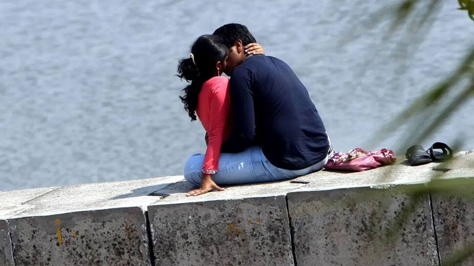 21 વર્ષની દિકરી સામે જ માતા દિયર સાથે સેક્સ કરતી, પુત્રીને કહેતી જીવનમાં સાચુ એન્જોય કરવું હોય તો... 21 વર્ષની દિકરી સામે જ માતા દિયર સાથે સેક્સ કરતી, પુત્રીને કહેતી જીવનમાં સાચુ એન્જોય કરવું હોય તો...