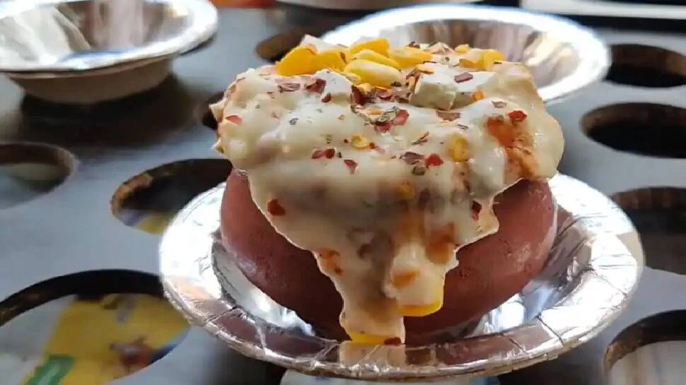 Viral Video: ગુજરાતીઓના ટેલેન્ટનો જવાબ નથી, પિત્ઝાને આપ્યું નવું રૂપ, આ છે સુરતનો કુલ્લડ પિત્ઝા Viral Video: ગુજરાતીઓના ટેલેન્ટનો જવાબ નથી, પિત્ઝાને આપ્યું નવું રૂપ, આ છે સુરતનો કુલ્લડ પિત્ઝા