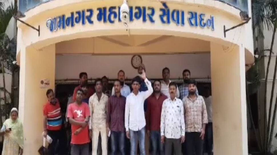 Jamnagar: તંત્રની એક ભુલ અને અને અડધુ જામનગર પાણીમાં, કોર્પોરેટરનો ચોંકાવનારો દાવો... Jamnagar: તંત્રની એક ભુલ અને અને અડધુ જામનગર પાણીમાં, કોર્પોરેટરનો ચોંકાવનારો દાવો...