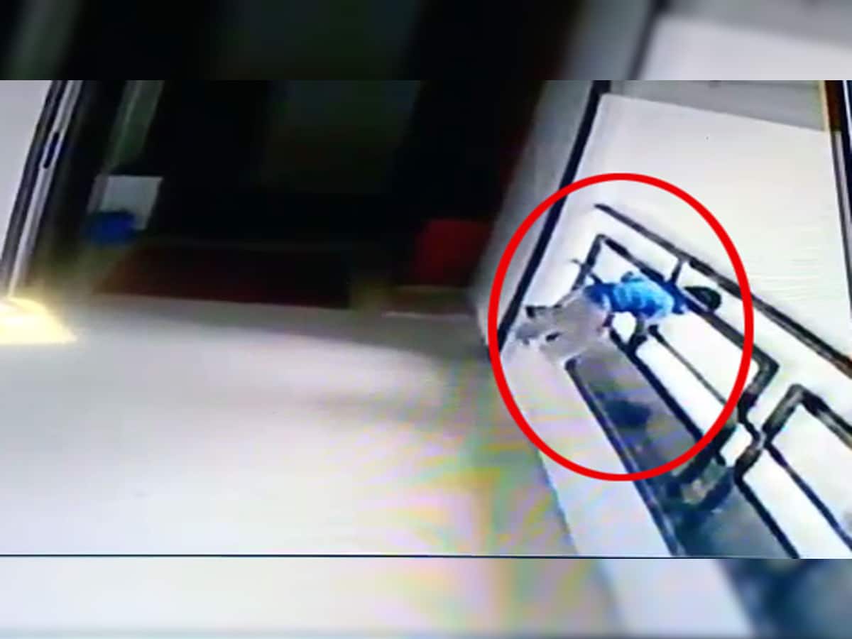 Shocking CCTV : સુરતમાં આઠમા માળે રમતું બે વર્ષનું બાળક નીચે પટકાતાં કરુણ મોત