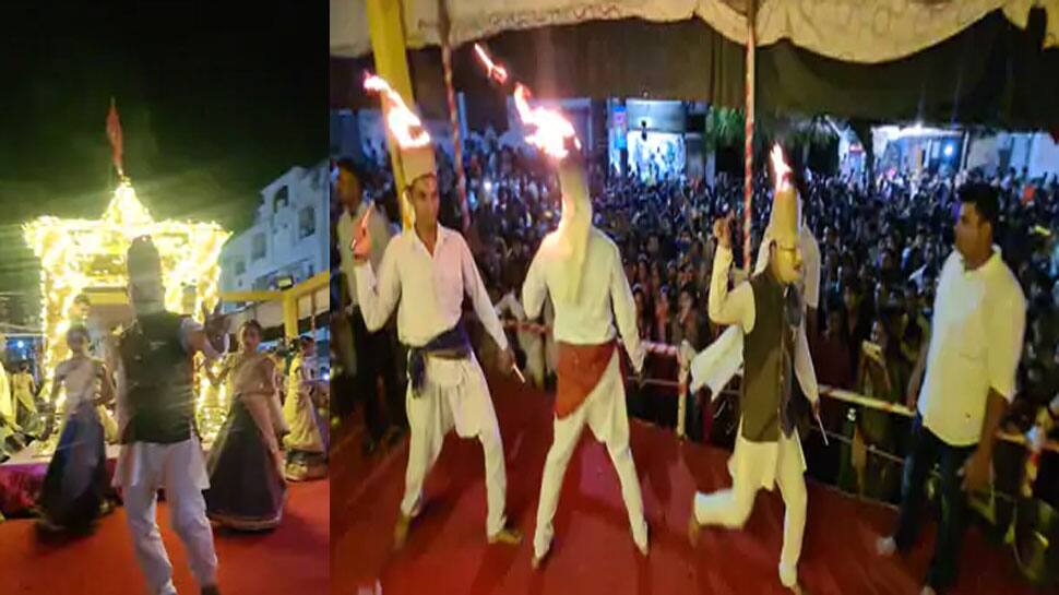 PM મોદીએ માથે સળગતી ઇંઢોણી મુકી ગરબે ઘુમી માતાજીના આશીર્વાદ પ્રાપ્ત કર્યા, માસ્કની અનોખી પરંપરા PM મોદીએ માથે સળગતી ઇંઢોણી મુકી ગરબે ઘુમી માતાજીના આશીર્વાદ પ્રાપ્ત કર્યા, માસ્કની અનોખી પરંપરા