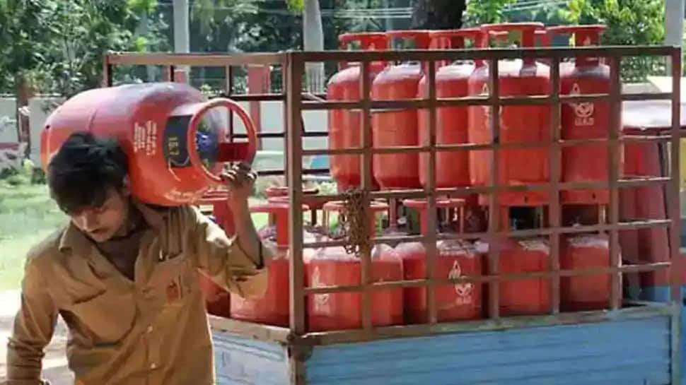 LPG સિલિન્ડરના બુકિંગ પર મળી રહ્યું છે 2700 રૂપિયા સુધીનું કેશબેક, આ રીતે ઉઠાવો લાભ LPG સિલિન્ડરના બુકિંગ પર મળી રહ્યું છે 2700 રૂપિયા સુધીનું કેશબેક, આ રીતે ઉઠાવો લાભ