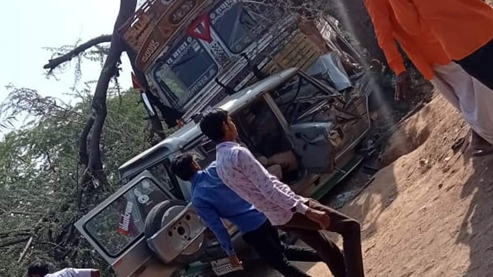 ગમખ્વાર અકસ્માત: ચાલકે કાબુ ગુમાવતા બોલેરો પર ફરી વળ્યો ટ્રક, 4 લોકોના સ્થળ પર મોત ગમખ્વાર અકસ્માત: ચાલકે કાબુ ગુમાવતા બોલેરો પર ફરી વળ્યો ટ્રક, 4 લોકોના સ્થળ પર મોત