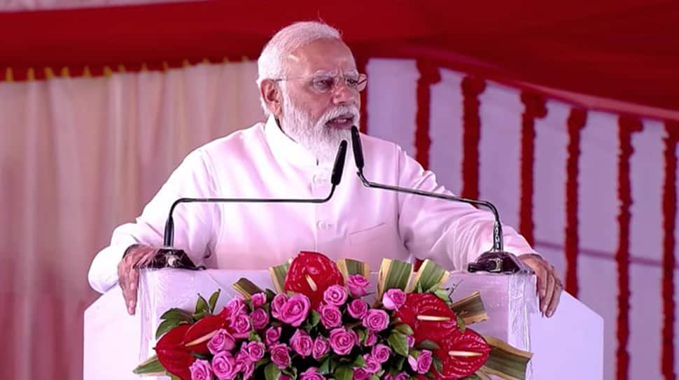 કુશીનગરમાં PM મોદીએ કર્યું આહ્વાન, 'દિવાળી પર વધુમાં વધુ લોકલ પ્રોડક્ટની ખરીદી કરો' કુશીનગરમાં PM મોદીએ કર્યું આહ્વાન, 'દિવાળી પર વધુમાં વધુ લોકલ પ્રોડક્ટની ખરીદી કરો'