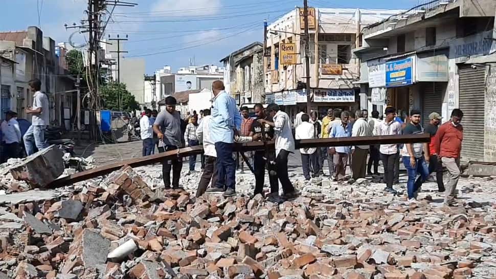 Jamnagar ગ્રેઈન માર્કેટ નજીક ભંગાર બજાર પાસે 4 જેટલી દુકાનો અચાનક ધારાશાયી Jamnagar ગ્રેઈન માર્કેટ નજીક ભંગાર બજાર પાસે 4 જેટલી દુકાનો અચાનક ધારાશાયી