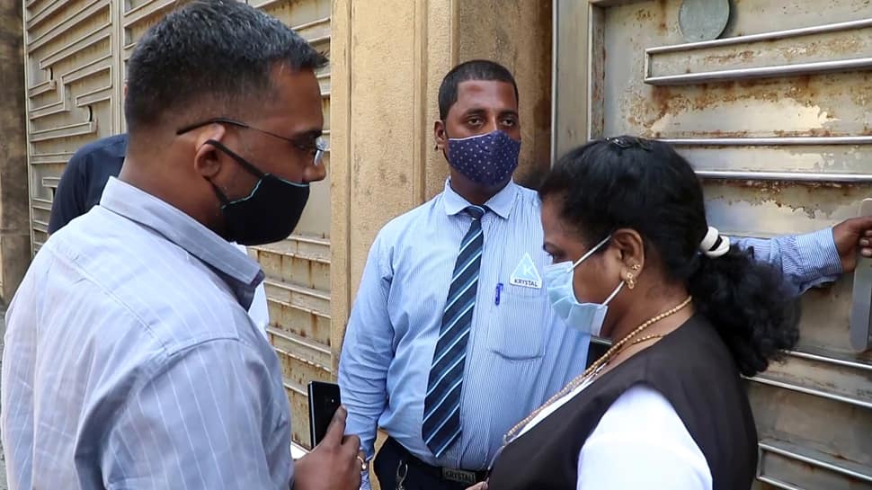 Drug Case: એનસીબીની ટીમ પહોંચી શાહરૂખ ખાનના ઘરે, જાણો ત્યારબાદ શું થયું મન્નતમાં Drug Case: એનસીબીની ટીમ પહોંચી શાહરૂખ ખાનના ઘરે, જાણો ત્યારબાદ શું થયું મન્નતમાં