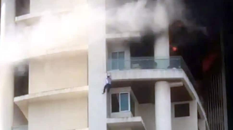Mumbai Fire: 60 માળની બિલ્ડિંગમાં લાગી આગ, જીવ બચાવવા માટે લટકેલો માણસ પટકાયો Mumbai Fire: 60 માળની બિલ્ડિંગમાં લાગી આગ, જીવ બચાવવા માટે લટકેલો માણસ પટકાયો