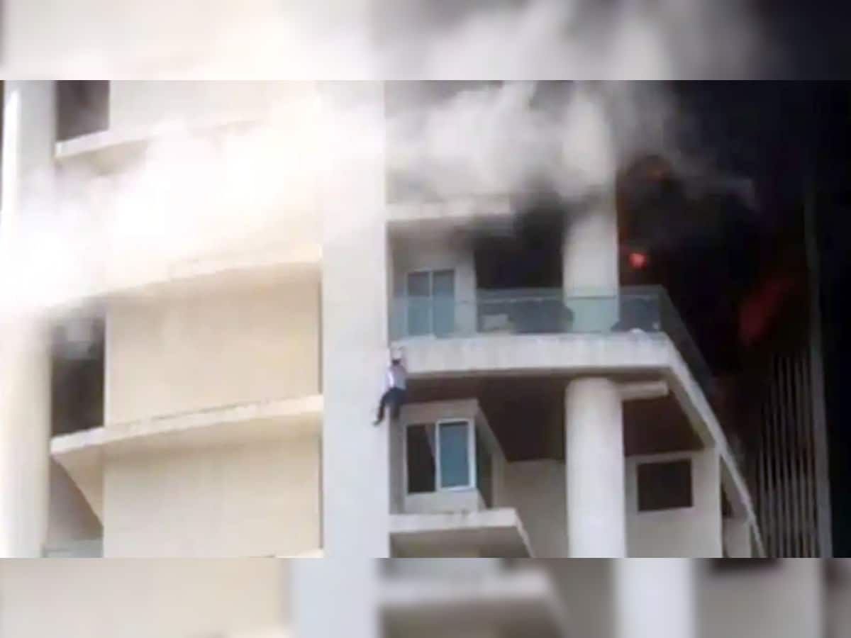Mumbai Fire: 60 માળની બિલ્ડિંગમાં લાગી આગ, જીવ બચાવવા માટે લટકેલો માણસ પટકાયો