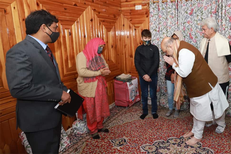 J&K: ગૃહમંત્રી અમિત શાહની શ્રીનગરમાં સુરક્ષા મુદ્દે ઉચ્ચસ્તરીય બેઠક, શહીદના પરિજનો સાથે કરી મુલાકાત J&K: ગૃહમંત્રી અમિત શાહની શ્રીનગરમાં સુરક્ષા મુદ્દે ઉચ્ચસ્તરીય બેઠક, શહીદના પરિજનો સાથે કરી મુલાકાત