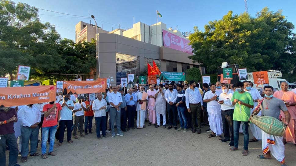બાંગ્લાદેશમાં હિન્દુ મંદિરોમાં તોડફોડ અને પૂજારીની હત્યા મામલે દેશભરમાં વિરોધ બાંગ્લાદેશમાં હિન્દુ મંદિરોમાં તોડફોડ અને પૂજારીની હત્યા મામલે દેશભરમાં વિરોધ