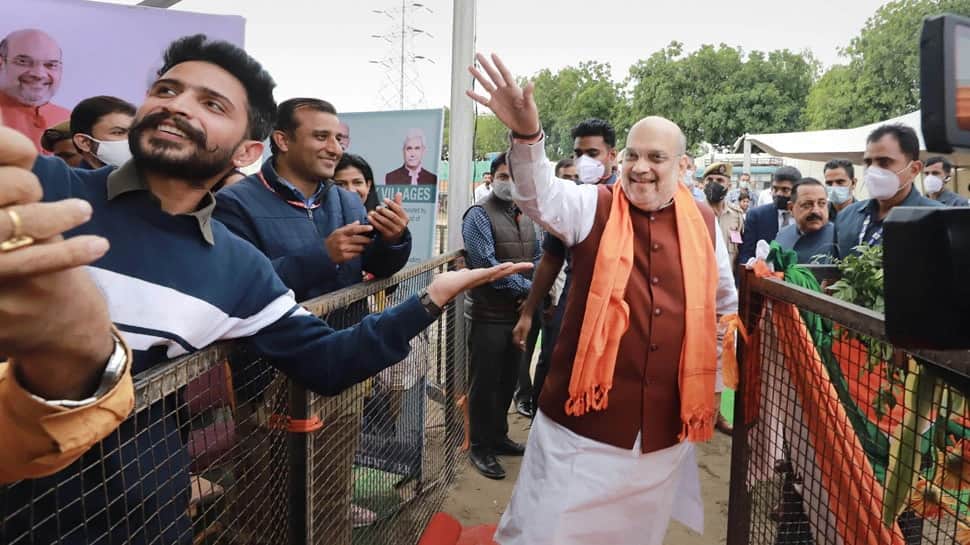 J&K: કાશ્મીરીઓના દિલ જીતી રહ્યા છે અમિત શાહ, લોકો સાથે બેસીને પીધી ચા, તસવીર થઈ વાયરલ J&K: કાશ્મીરીઓના દિલ જીતી રહ્યા છે અમિત શાહ, લોકો સાથે બેસીને પીધી ચા, તસવીર થઈ વાયરલ