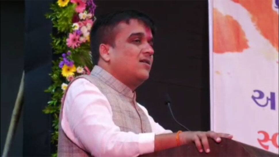 ‘હું તમારો હર્ષ....’ આટલુ કહીને જાહેરમાં ભાવુક થયા ગુજરાતના ગૃહરાજ્ય મંત્રી ‘હું તમારો હર્ષ....’ આટલુ કહીને જાહેરમાં ભાવુક થયા ગુજરાતના ગૃહરાજ્ય મંત્રી