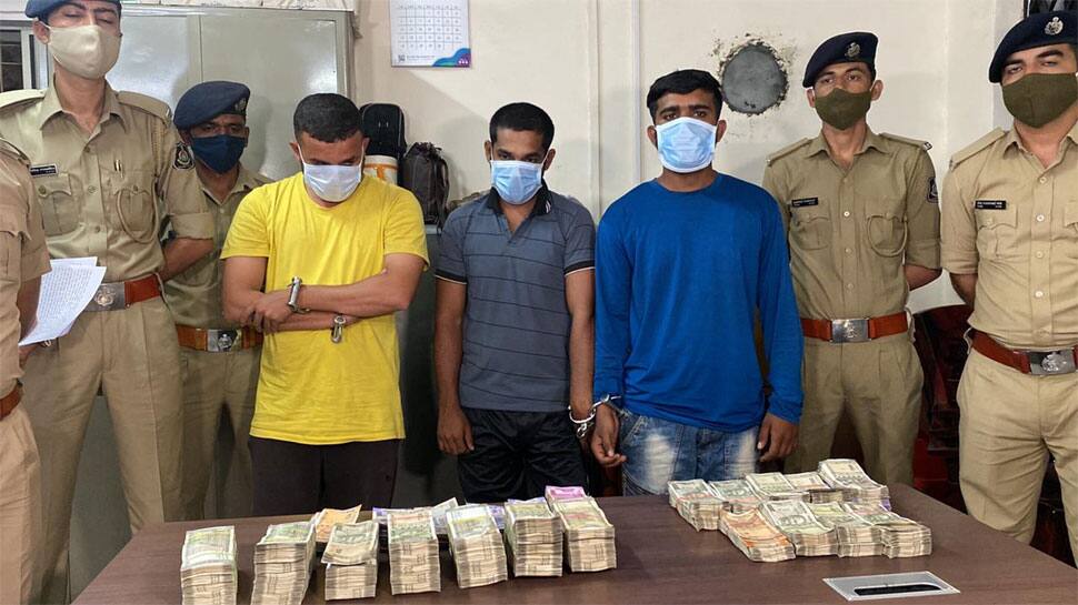 નકલી લૂંટ બતાવીને ફસાયો બેંક કર્મચારી, પોલીસે આકરા તેવર બતાવતા પોપટની જેમ બધુ બોલી ગયો નકલી લૂંટ બતાવીને ફસાયો બેંક કર્મચારી, પોલીસે આકરા તેવર બતાવતા પોપટની જેમ બધુ બોલી ગયો