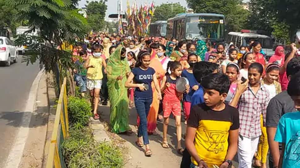 ઉગ્ર બનતું પોલીસ આંદોલન: અમદાવાદમાં પોલીસ પરિવારોએ 2 કલાક રોડ ચક્કાજામ કર્યા ઉગ્ર બનતું પોલીસ આંદોલન: અમદાવાદમાં પોલીસ પરિવારોએ 2 કલાક રોડ ચક્કાજામ કર્યા