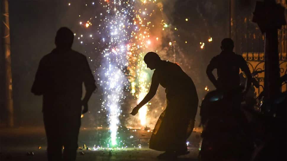 Firecrackers banned on Diwali: દિવાળી પર આ રાજ્યોમાં ફટાકડા બેન, જાણો કયા સ્ટેટમાં શું છે નિયમ, જુઓ યાદી Firecrackers banned on Diwali: દિવાળી પર આ રાજ્યોમાં ફટાકડા બેન, જાણો કયા સ્ટેટમાં શું છે નિયમ, જુઓ યાદી