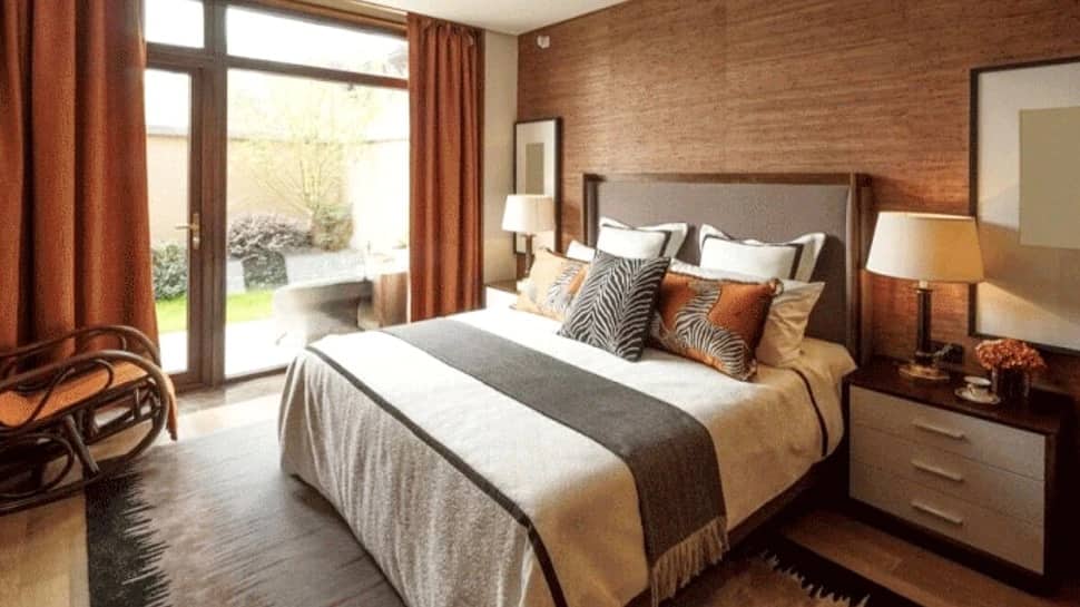 Hotel ના રૂમમાં પહોંચ્યો પતિ, પત્નીએ બોલાવી પોલીસ, દરવાજો ખોલ્યો તો... Hotel ના રૂમમાં પહોંચ્યો પતિ, પત્નીએ બોલાવી પોલીસ, દરવાજો ખોલ્યો તો...