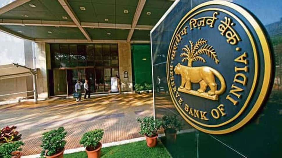 RBI એ આ બેંકને ફટકાર્યો 1 કરોડ રૂપિયાનો દંડ, નિયમોની અવગણના કરવાની મળી સજા RBI એ આ બેંકને ફટકાર્યો 1 કરોડ રૂપિયાનો દંડ, નિયમોની અવગણના કરવાની મળી સજા