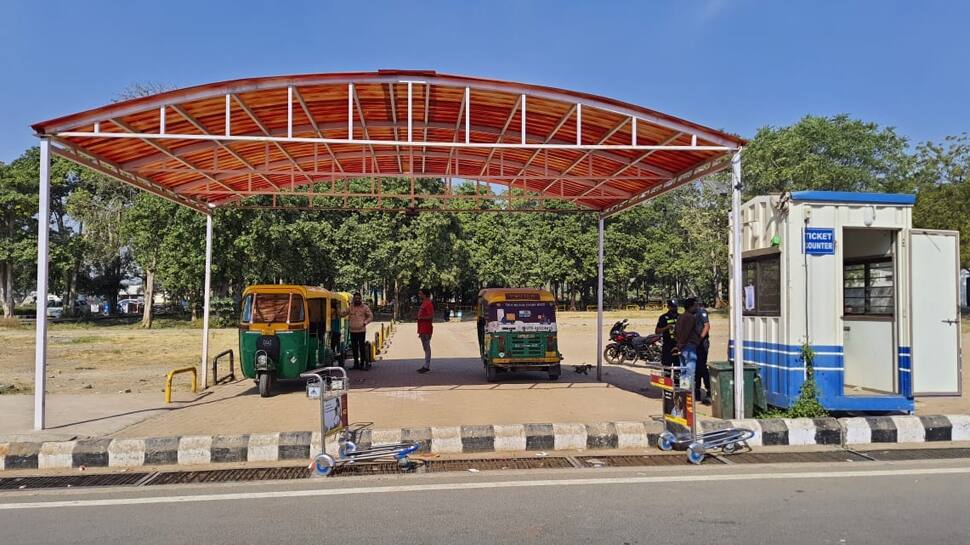 અમદાવાદ એરપોર્ટ પર બન્યું પ્રિ-પેઈડ રીક્ષા બુથ, ખાનગી રીક્ષા ચાલકોના વિરોધ એંધાણ અમદાવાદ એરપોર્ટ પર બન્યું પ્રિ-પેઈડ રીક્ષા બુથ, ખાનગી રીક્ષા ચાલકોના વિરોધ એંધાણ
