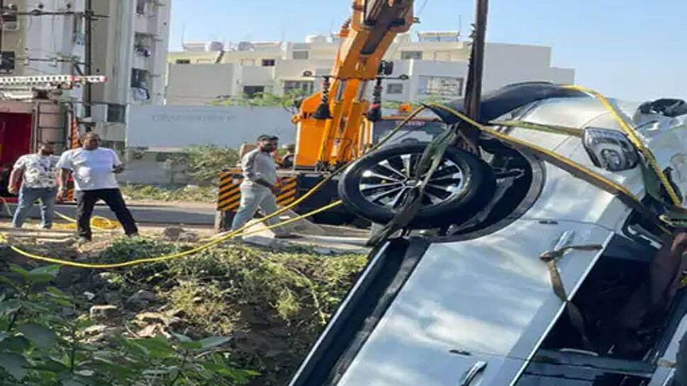 RAJKOT: મવડી રોડ પર અત્યંત વૈભવીગાડી કૂવામાં ખાબકતા એકનું મોત, બેનો ચમત્કારીક બચાવ RAJKOT: મવડી રોડ પર અત્યંત વૈભવીગાડી કૂવામાં ખાબકતા એકનું મોત, બેનો ચમત્કારીક બચાવ