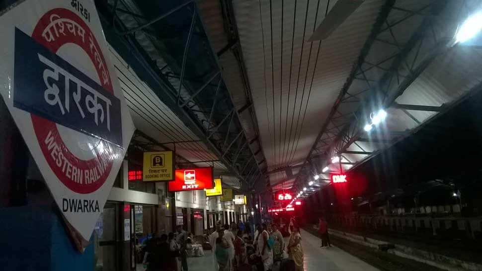  Dwarka Railway Station પર છેલ્લા બે મહિનાથી 10 મિનિટ પહેલા સર્જાય છે અફરા તફડીનો માહોલ, જાણો કેમ
