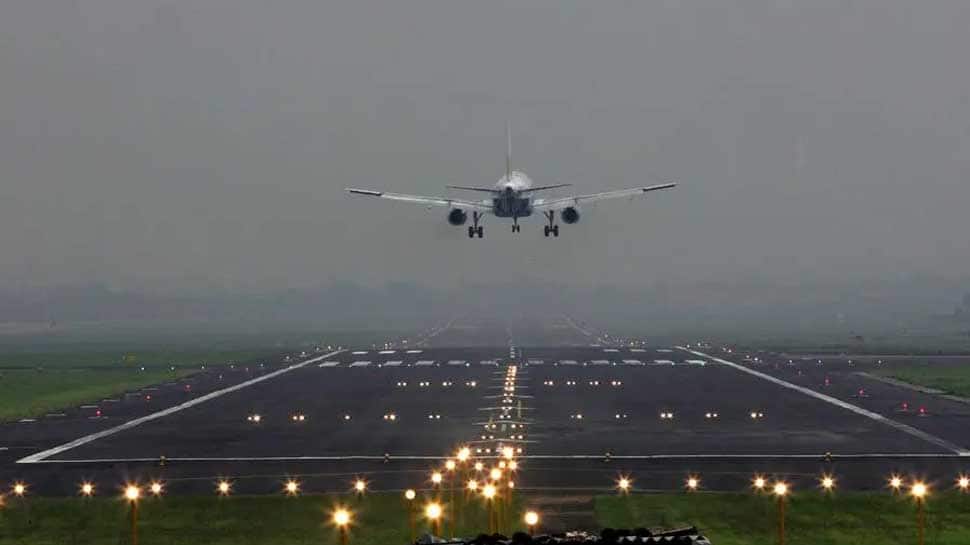 Surat Airportના રન-વે પર જ્યાં પ્લેન ઉતારવાનું હતું, ત્યાં પાઇલટે 5 જીપ જોઈ, આખરે શું કરવું તે ખબર ના પડી, પછી...