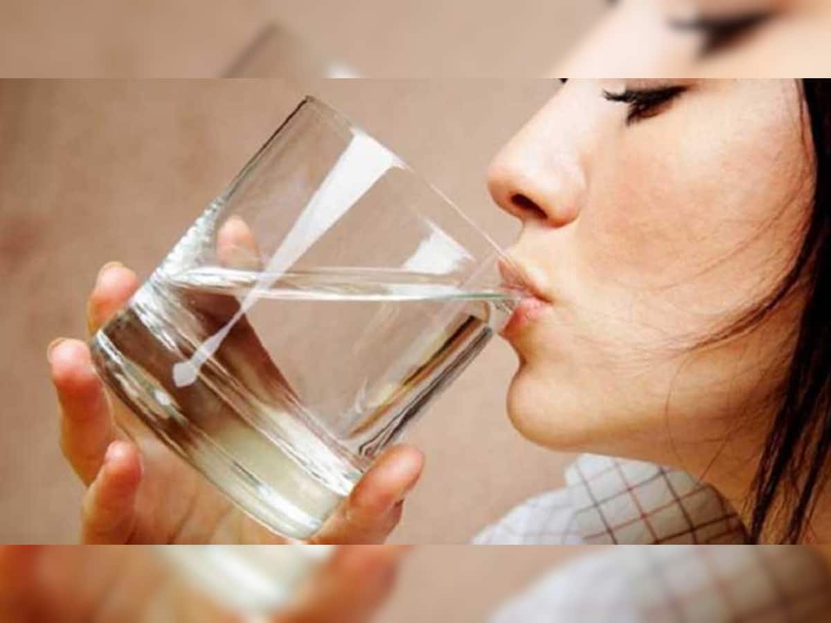 Warm Water Side Effects: વારંવાર ગરમ પાણી પીતા હોવ તો સાવધાન...જાણો શું થાય છે તેની અસર