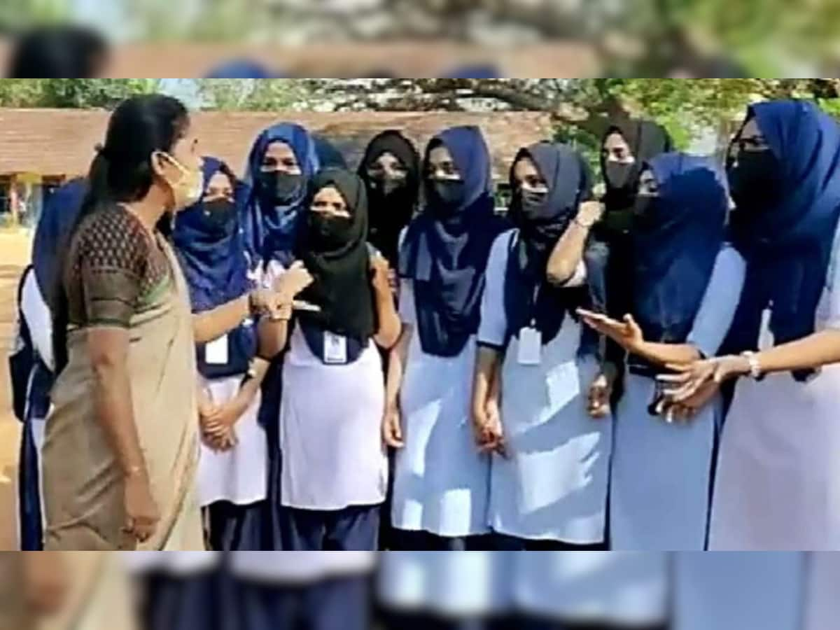 Karnataka Hijab Row: કર્ણાટક અલ્પસંખ્યક વિભાગનો પરિપત્ર - વર્ગમાં હિજાબ, કેસરી શાલ અને તેના જેવી કોઈપણ વસ્તુ પહેરવા પર પ્રતિબંધ