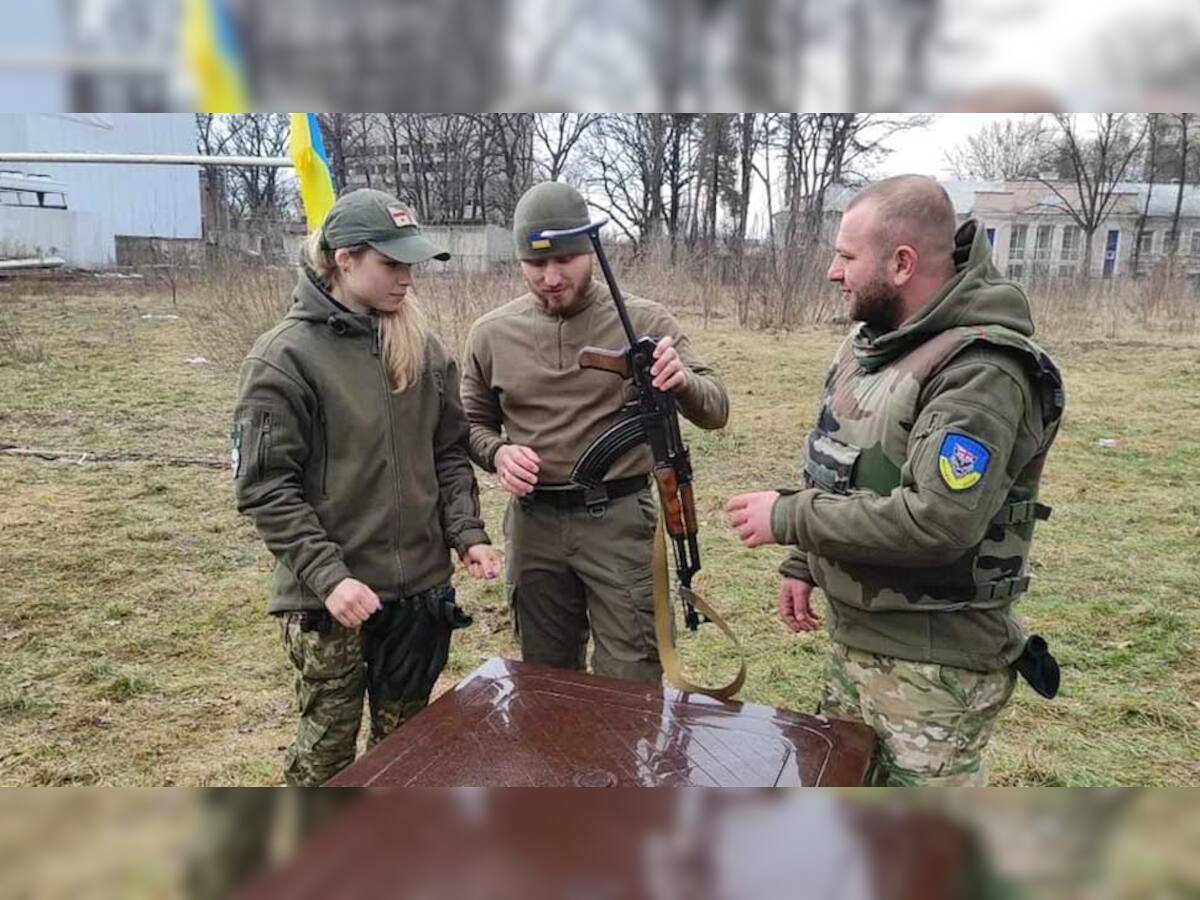 Ukraine-Russia Crisis: 22 વર્ષની ટીચર કલમની જગ્યાએ ચલાવી રહી છે AK-47, કહ્યું- 'દેશની રક્ષા કરવી જરૂરી'