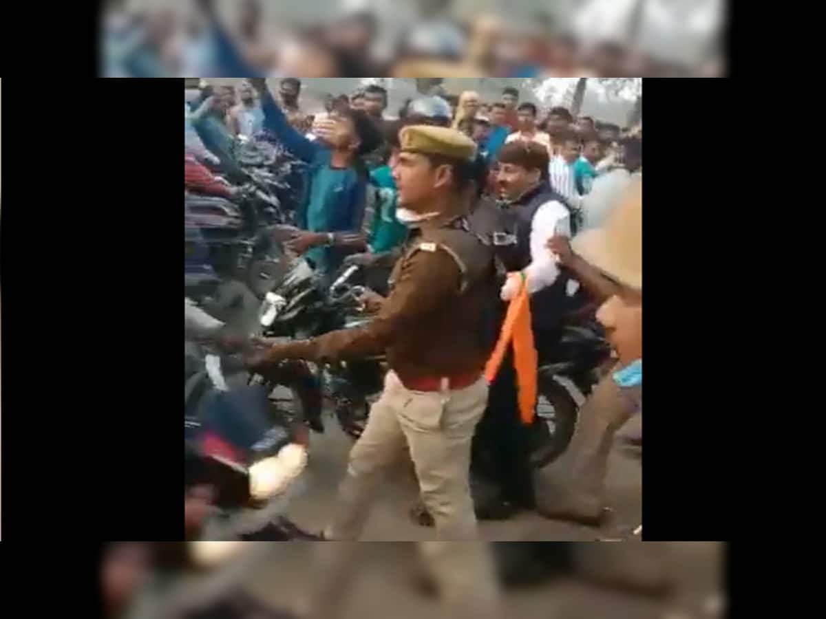 ભાજપના સાંસદ મનોજ તિવારી સાથે ધક્કા-મુક્કી, પોલીસે બાઇક પર બેસાડી નિકળ્યા; જુઓ Viral Video