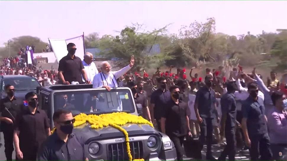PM Modi roadshow Live : ખુલ્લી જીપમાં પીએમ મોદીનો રોડ શો નીકળ્યો, દહેગામમાં ‘નમો નમો’ ગુંજી ઉઠ્યું