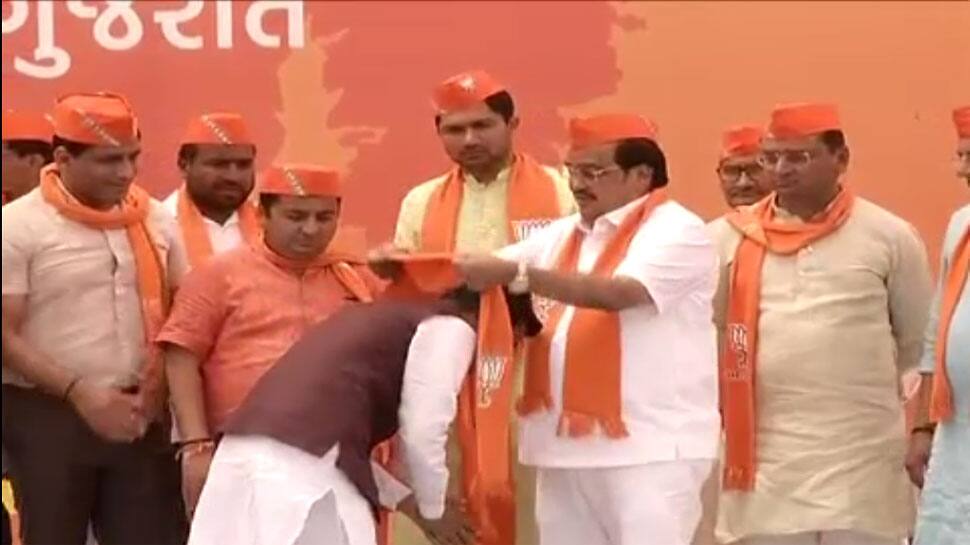 more than 1500 AAP party workers joins bjp in kamlam gandhinagar before vidhansabha election