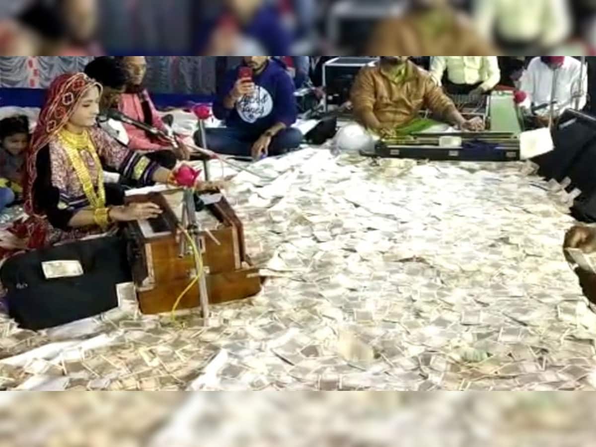 અમેરિકામાં 'ગીતો ગરવી ગુજરાતના' કાર્યક્રમમાં કચ્છની કોયલ પર થયો ડોલરનો વરસાદ, જુઓ VIDEO