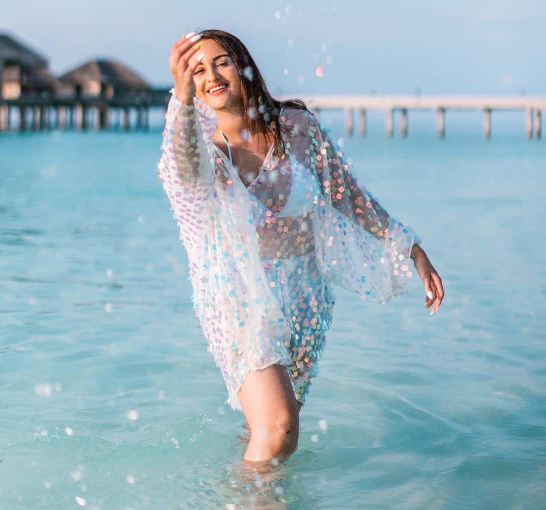 Sonakshi was seen playing with water