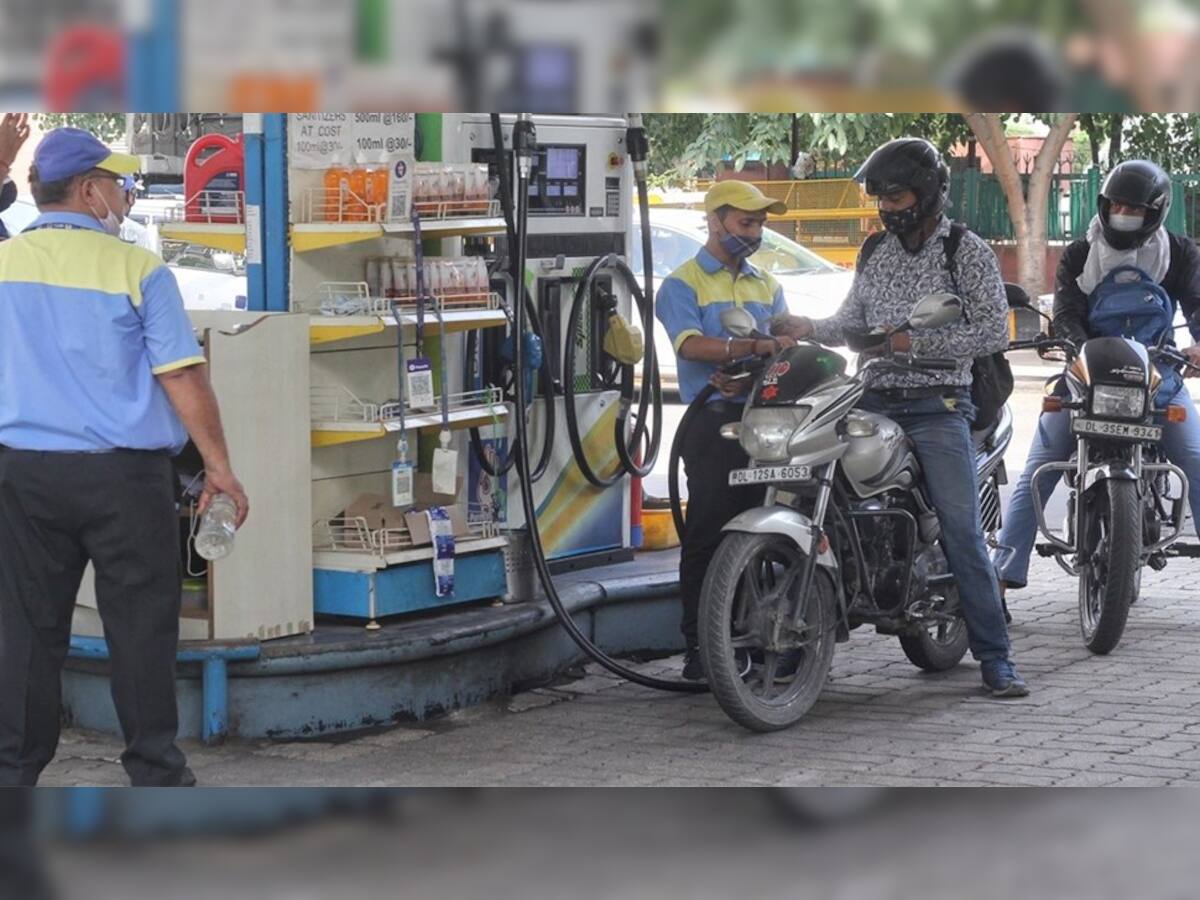 Petrol Price Hike: આ શહેરમાં 1 રૂપિયે લીટર વેચાયું પેટ્રોલ, પોલીસે ભીડ પર કરવો પડ્યો કાબૂ