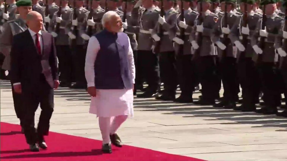 પીએમ મોદીને ગાર્ડ ઓફ ઓનર આપવામાં આવ્યું 