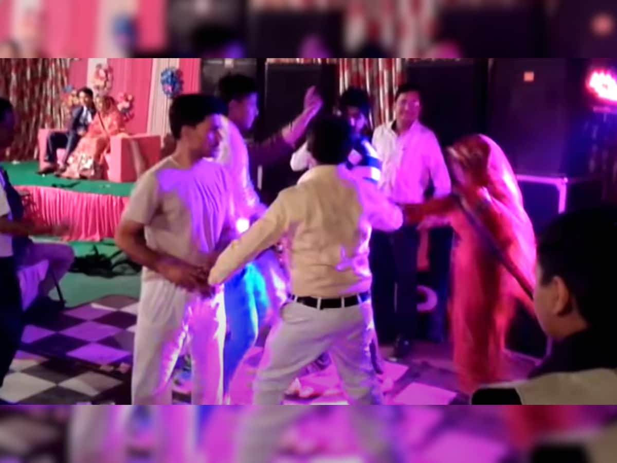 Marriage Viral Video: ડાન્સ ફ્લોર પર અચાનક મહિલાને ખેંચીને લાવ્યા બાદ જે બાથંબાથી થઈ...જુઓ વીડિયો