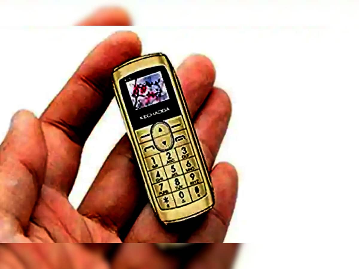 Smallest Mobile: બજારમાં બૂમ પડાવી રહ્યો છે આંગળીથી પણ નાનો આ ફોન! કિંમત પણ છે સાવ સસ્તી