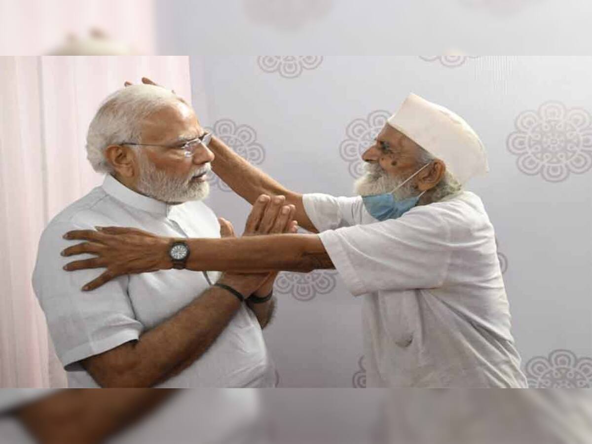 PM Modi meets school teacher: નવસારીમાં પોતાના શિક્ષકને મળ્યા PM, તસ્વીરમાં જોવા મળ્યો ખાસ અંદાજ