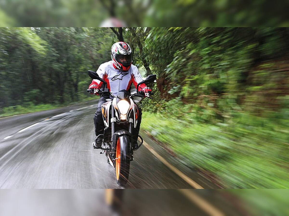 Monsoon Bike Riding Tips: ચોમાસામાં બાઇક ચલાવતી વખતે ભૂલથી પણ આવી ભૂલો ન કરો! સો ટકા તમે આ નહીં જાણતા હોવ