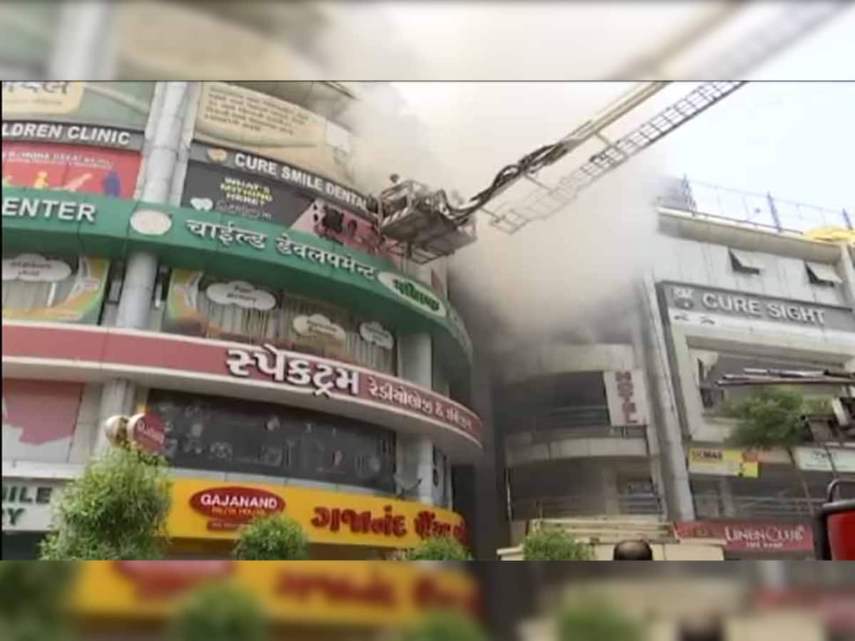 Ahmedabad : પરિમલ ગાર્ડન પાસેના કોમ્પ્લેક્સમાં લાગી આગ, જીવ બચાવવા લોકો ધાબે ચઢ્યા