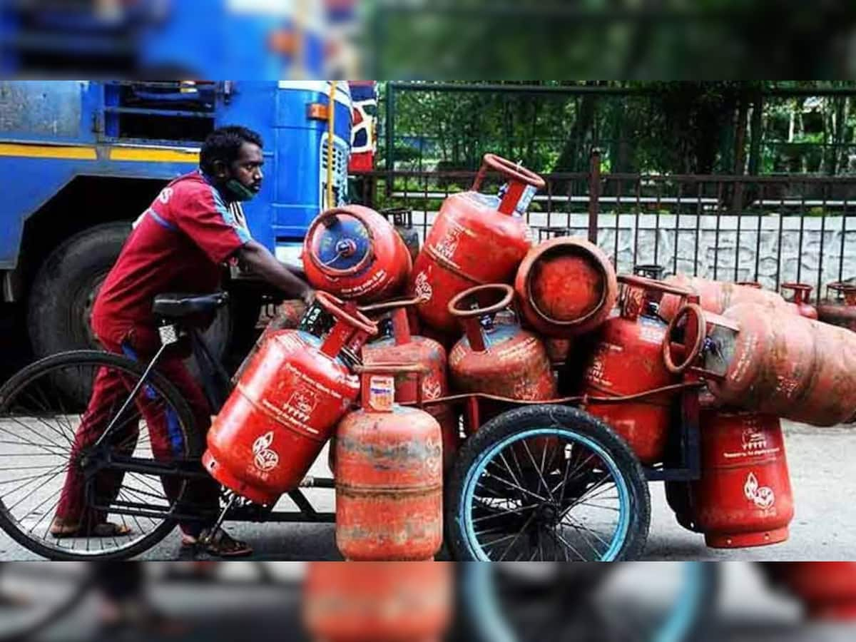 'LPG Gas Price: ગુરુવારે અડધી રાતે ઘટ્યા ગેસના બાટલાના ભાવ, નવો ભાવ જોઈને ખુશ થઈ જશો