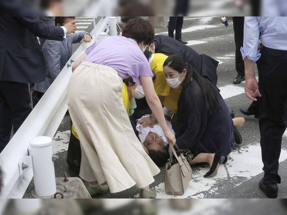 Shinzo Abe: અચાનક ગોળી વાગતા ઢળી પડ્યા પૂર્વ PM શિંજો આબે, છાતીને આરપાર જતી રહી ગોળી, જુઓ Video