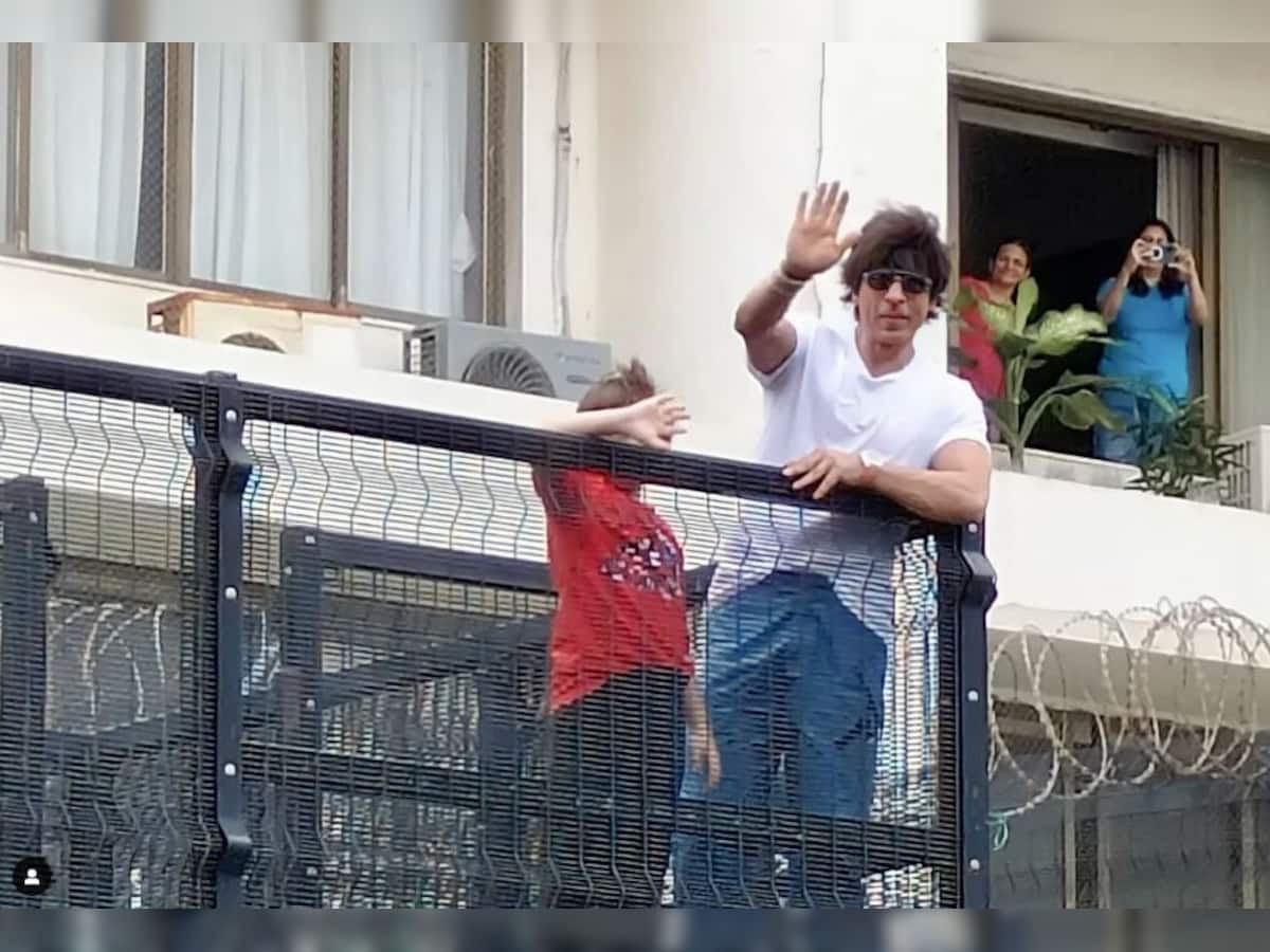 Shah Rukh Khan Photos: પૂરી થઈ શાહરૂખ ખાનના ફેન્સની ઈદ, અભિનેતાએ મન્નતની બહાર આવી આપી શુભેચ્છા