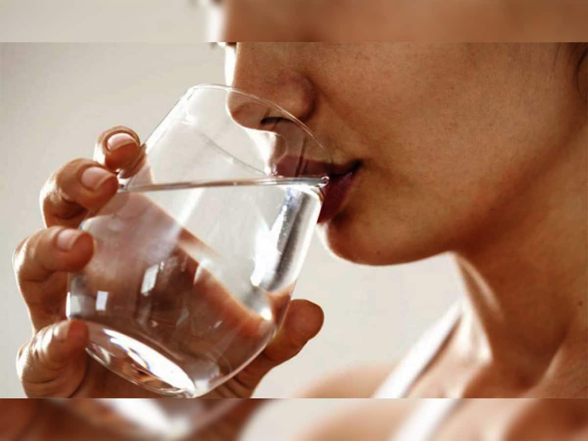 સવારે ઉઠ્યા પછી પાણી પીવાથી થાય છે શું ફાયદા? જાણો કેવું પાણી પીવાની નિષ્ણાતો આપે છે સલાહ