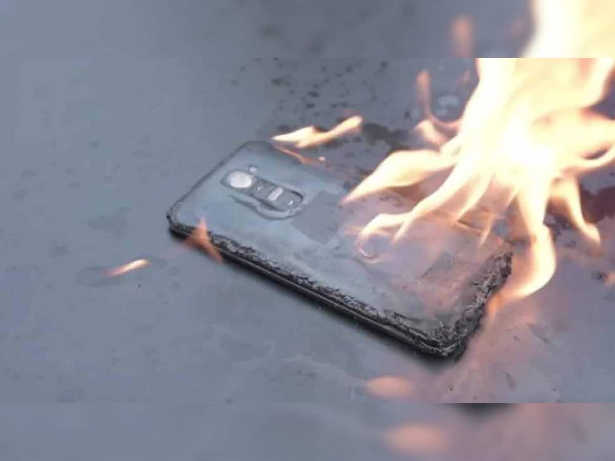 Smartphone Blast: આ નાનકડી ભૂલથી બોમ્બની જેમ ફૂટશે તમારો મોબાઈલ 