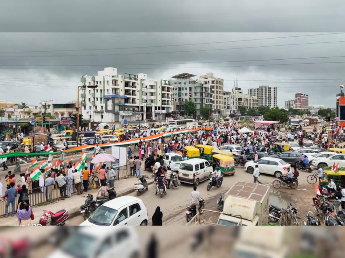 Tiranga Yatra In Ahmedabad: સ્વતંત્રતા દિવસ પર એકતા સંદેશ, 2375 મીટર લાંબા રાષ્ટ્ર ધ્વજ સાથે નીકળી તિરંગા યાત્રા